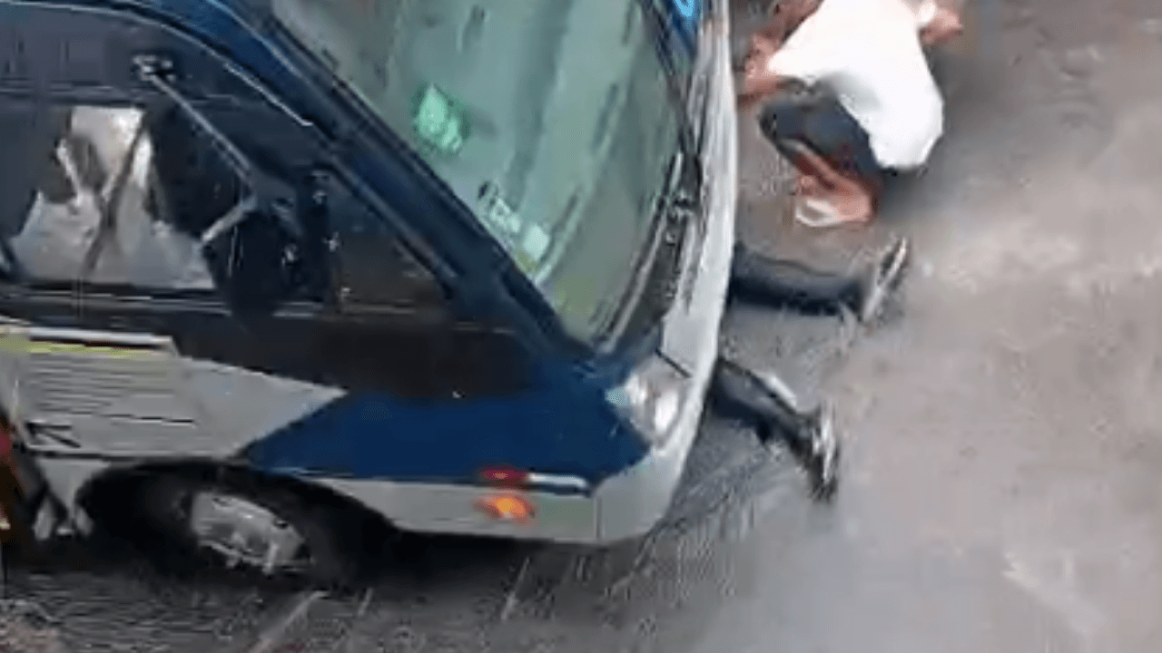 Motociclista fica preso em baixo de ônibus após ser atropelado