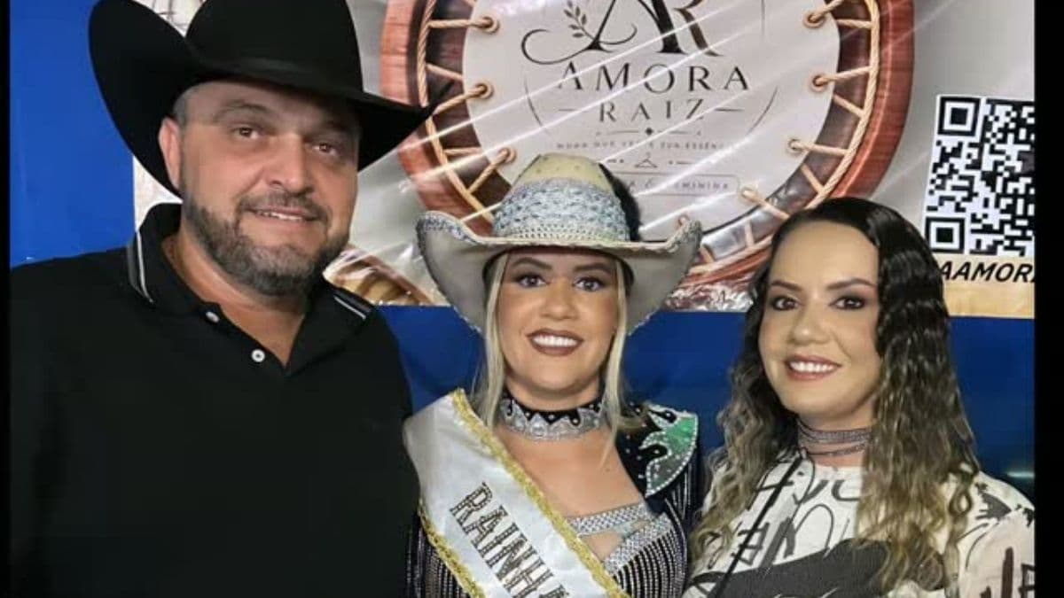 Rainha de rodeio revela viver trisal com irmã gêmea e agricultor; entenda
