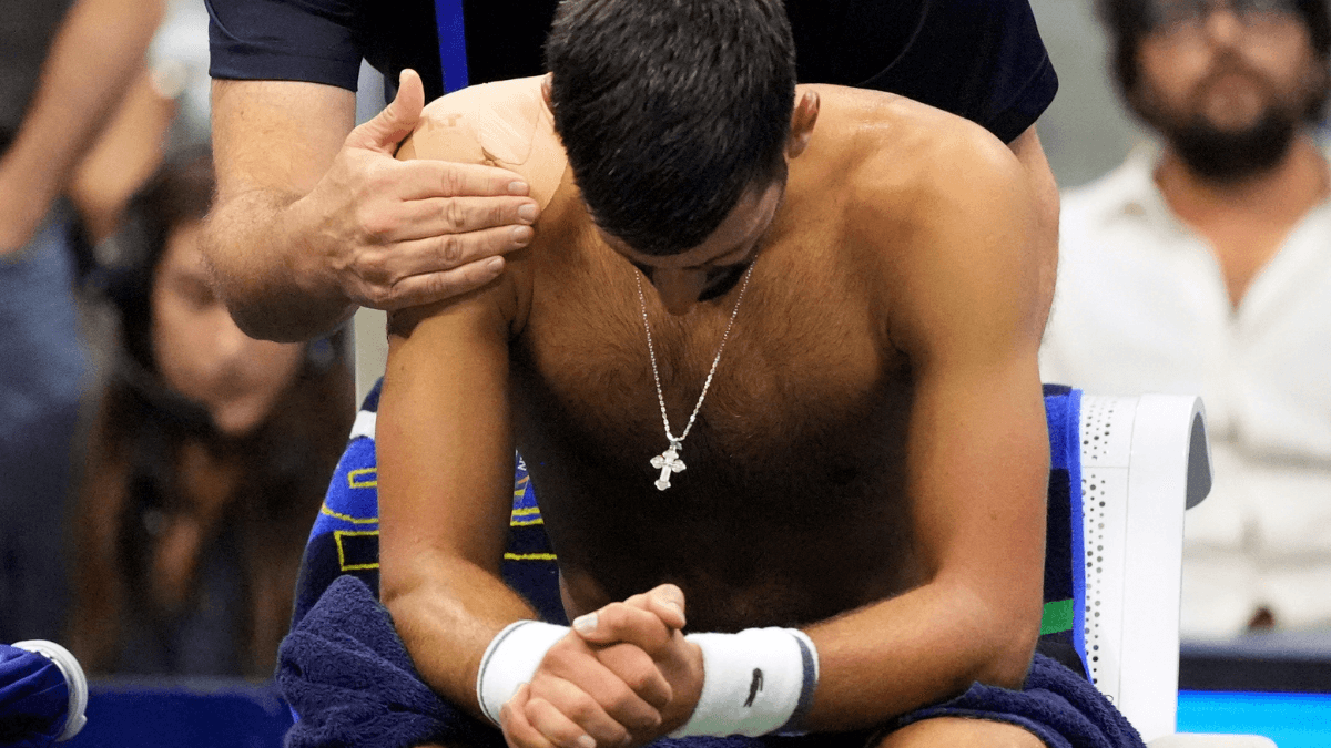Djokovic passa mal, chora e cai na estreia do US Open para argentino