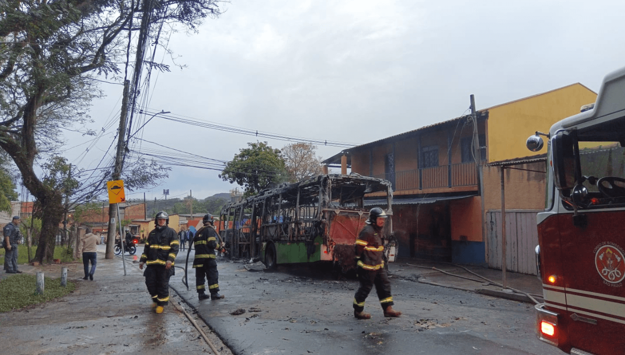Ônibus pega fogo e motorista é hospitalizado em Campinas