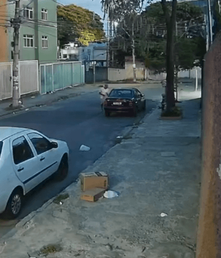 Câmeras de seguranças registram furto de carro de pessoa com deficiência