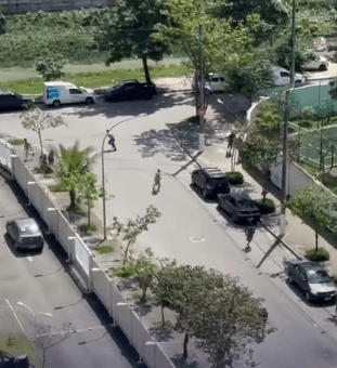 Moradores buscam abrigo em meio a tiroteio na Asa Branca, em Curicica