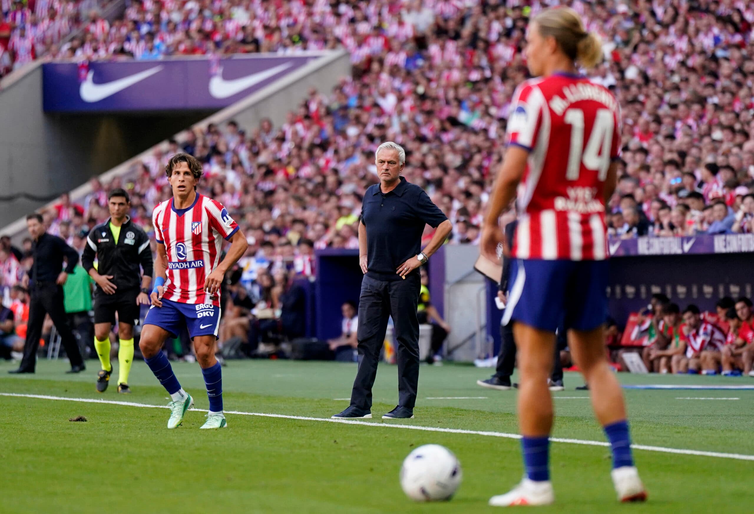 Real Madrid e Mourinho criticam árbitro após derrota em clássico