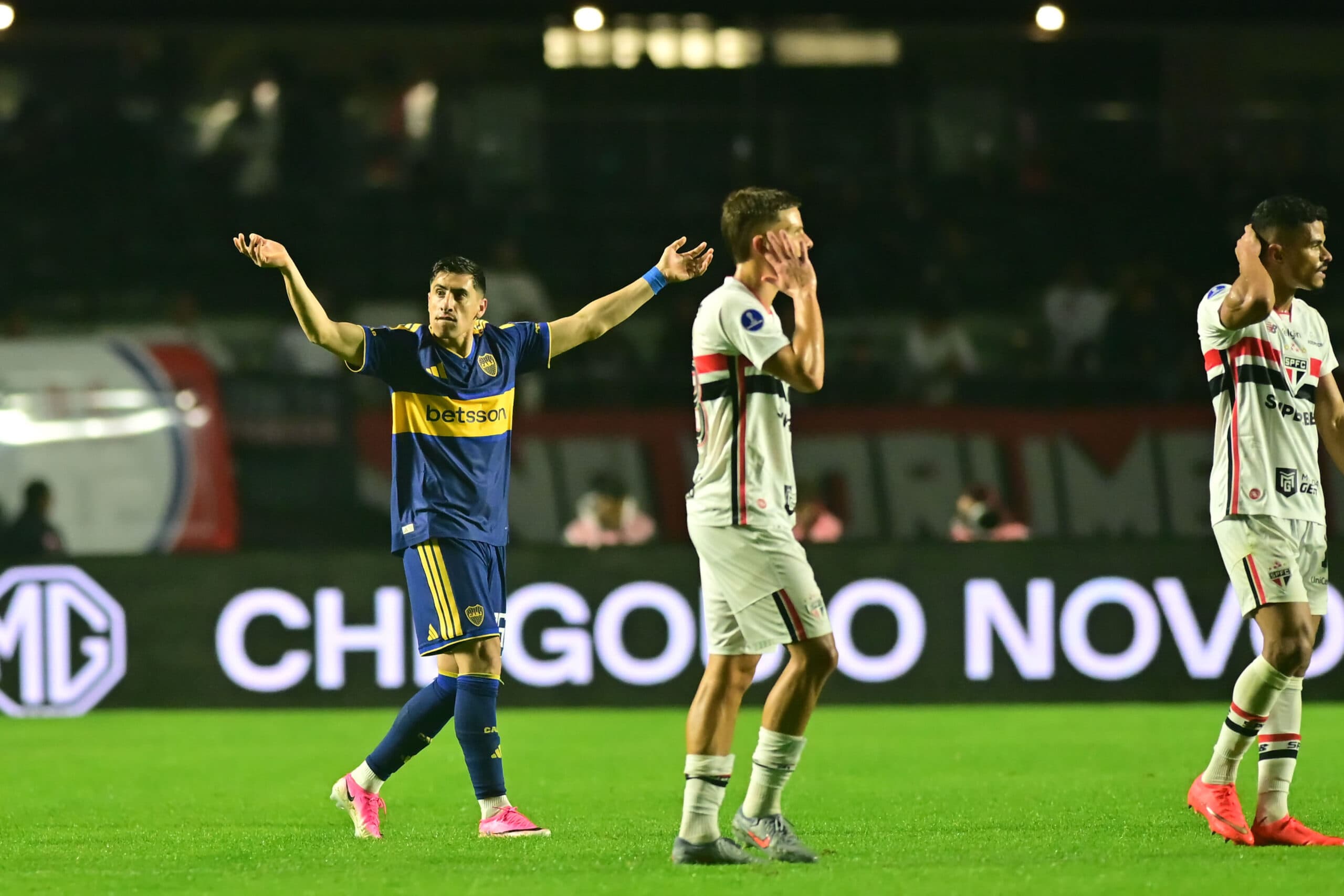 Eliminação do São Paulo para o Boca na Sul-Americana tem confusão em campo