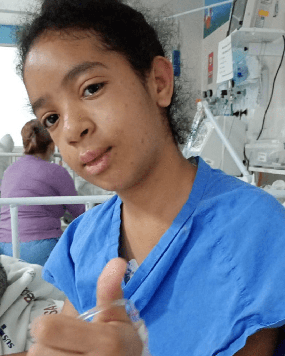 Menina que recebeu mais de 100 picadas de abelhas se recupera bem