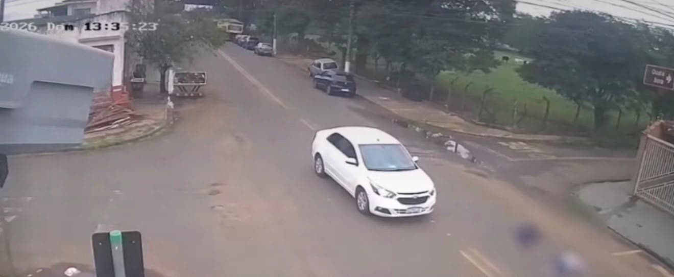 Crianças ficam feridas após patinete ser atingido por carro