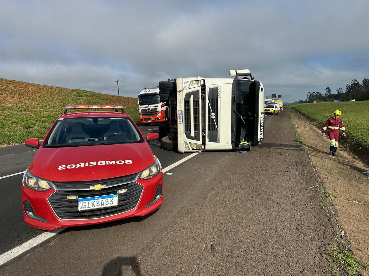 Caminhão tomba na Castello Branco e deixa uma pessoa ferida