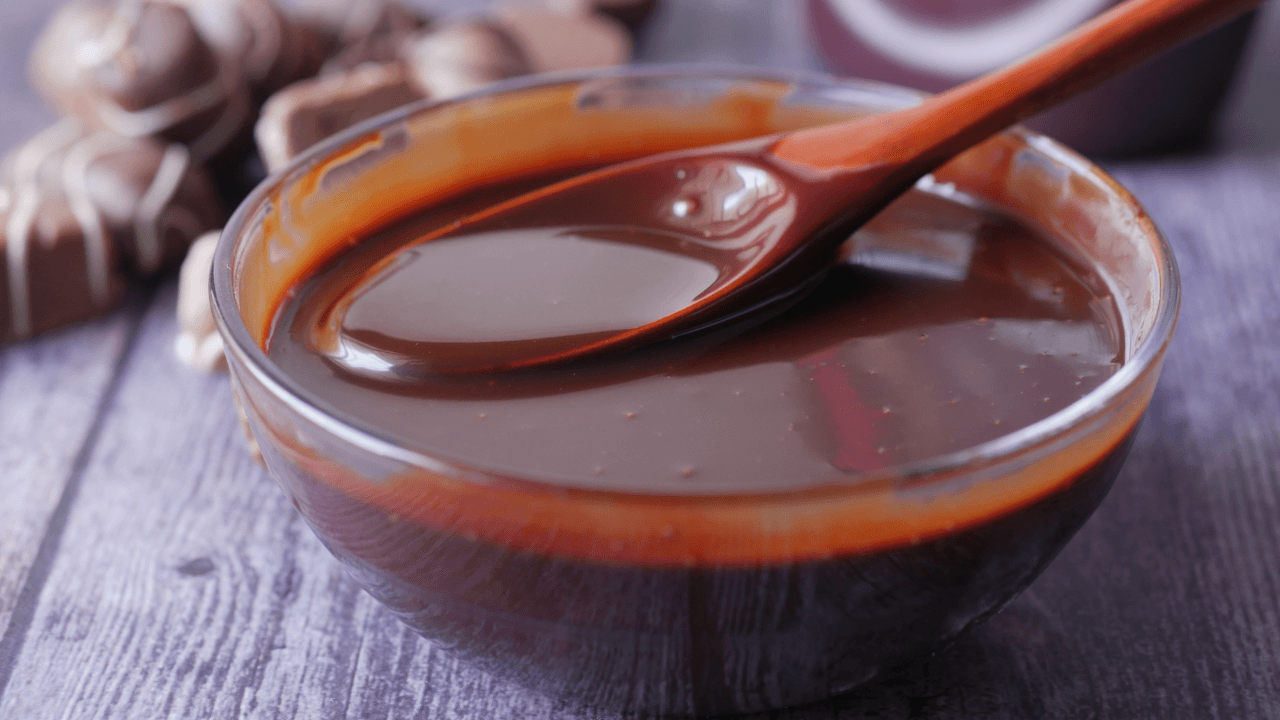 Calda de chocolate dura até duas semanas na geladeira; aprenda a fazer