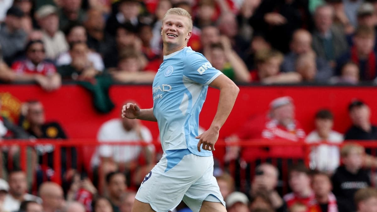 City vence United com um a menos e segue na cola do líder Arsenal no Inglês