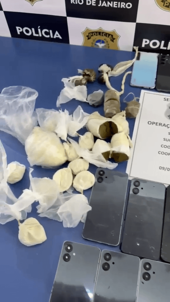 Operação Illicitus apreende 28 celulares e drogas em quatro presídios do RJ