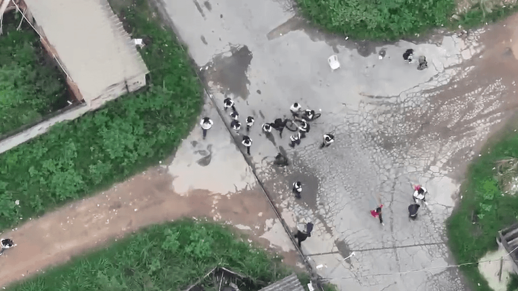 Drone da Polícia flagra bandido com fuzil em meio a estudantes uniformizado