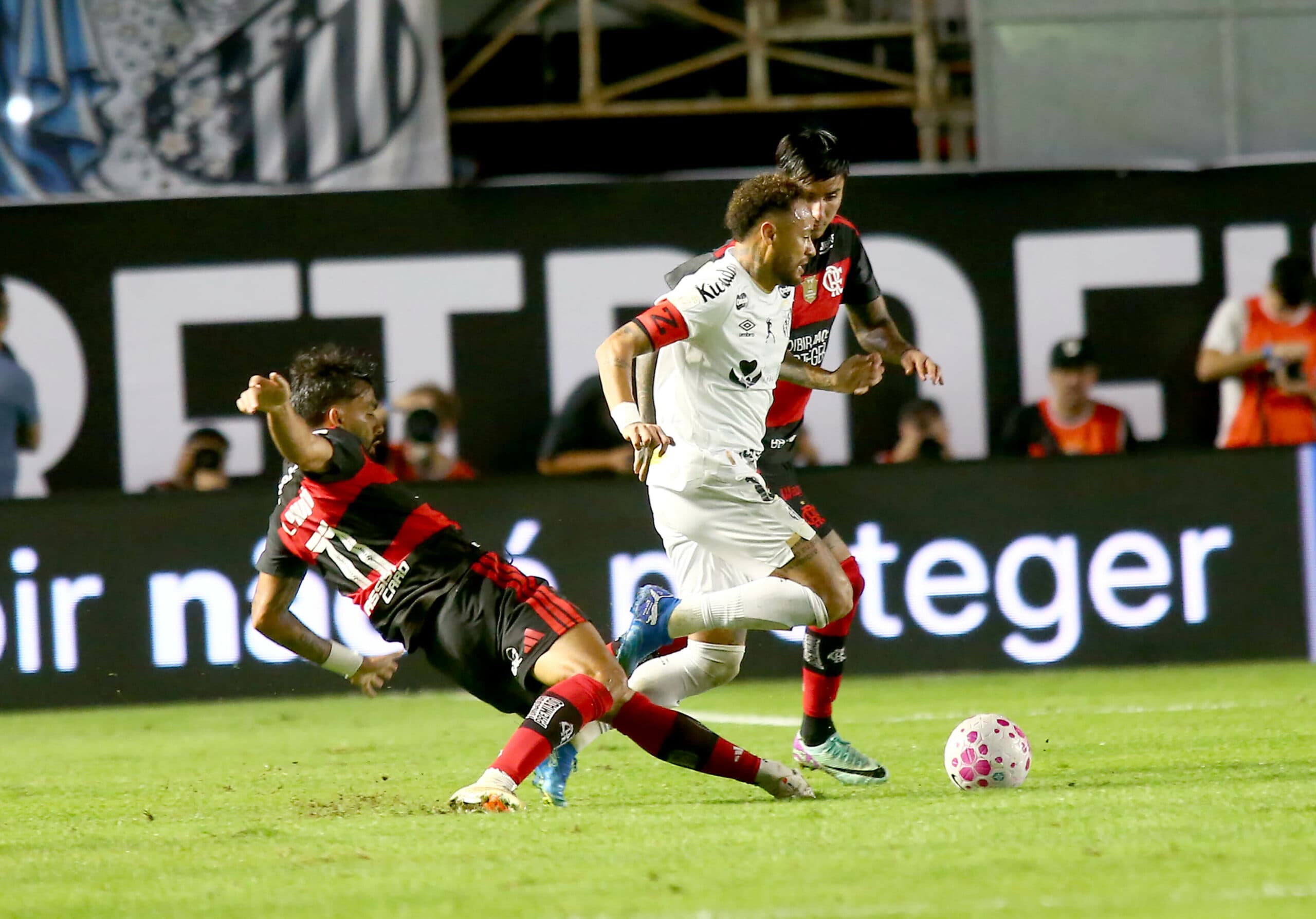 Neymar marca duas vezes, e Santos arranca empate contra o Flamengo