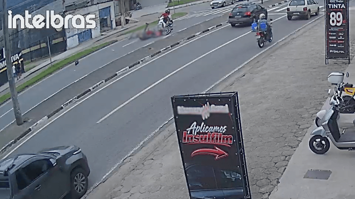 Acidente entre moto e bicicleta deixa 3 feridos em Caraguatatuba
