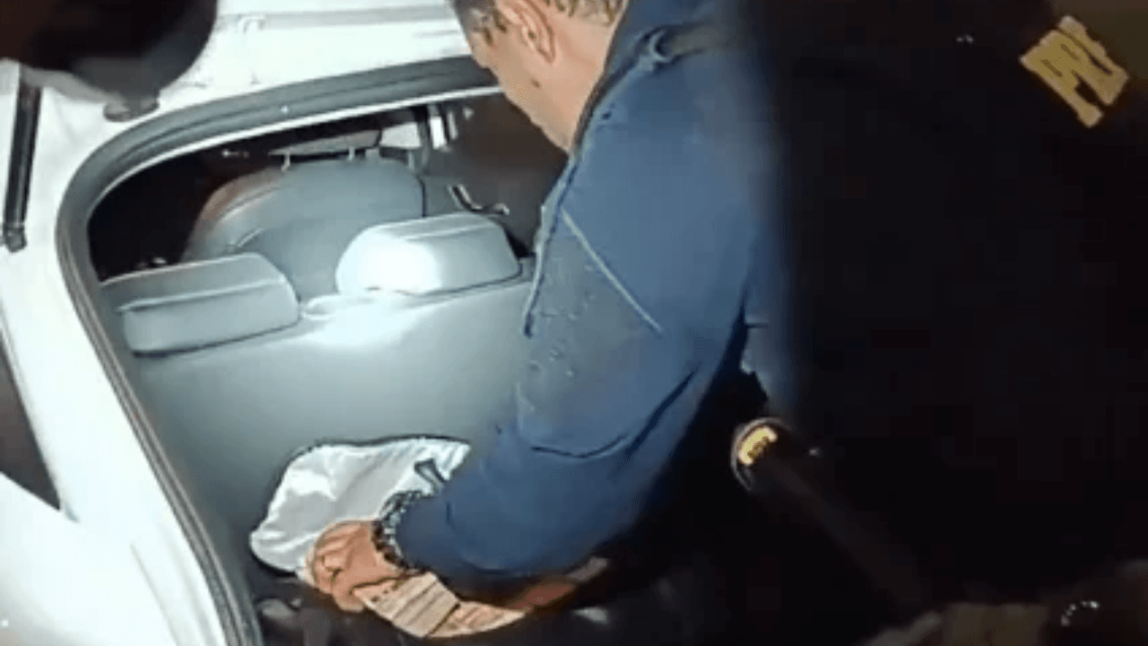PRF apreende R$ 870 mil em porta-malas de carro