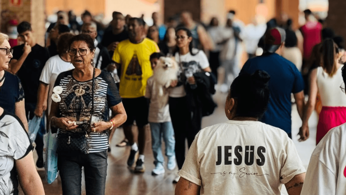 Fiéis movimentam Santuário Nacional de Aparecida nesta segunda-feira (12)