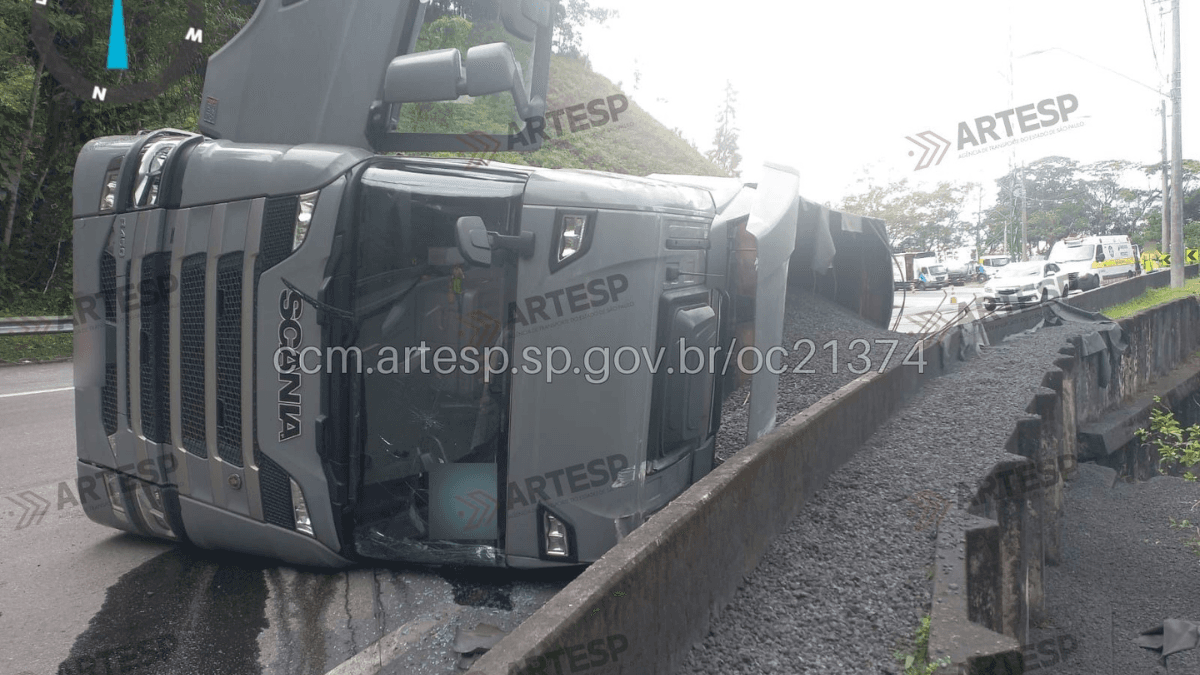 Carreta tomba na Tamoios e carga de carvão cai na rodovia em Paraibuna