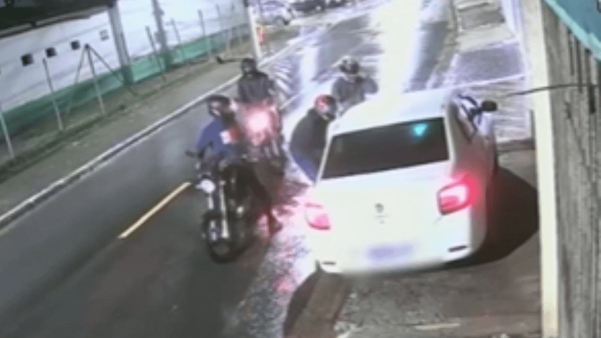Criminosos em motos espalham pavor com assaltos violentos em SP e no ABC