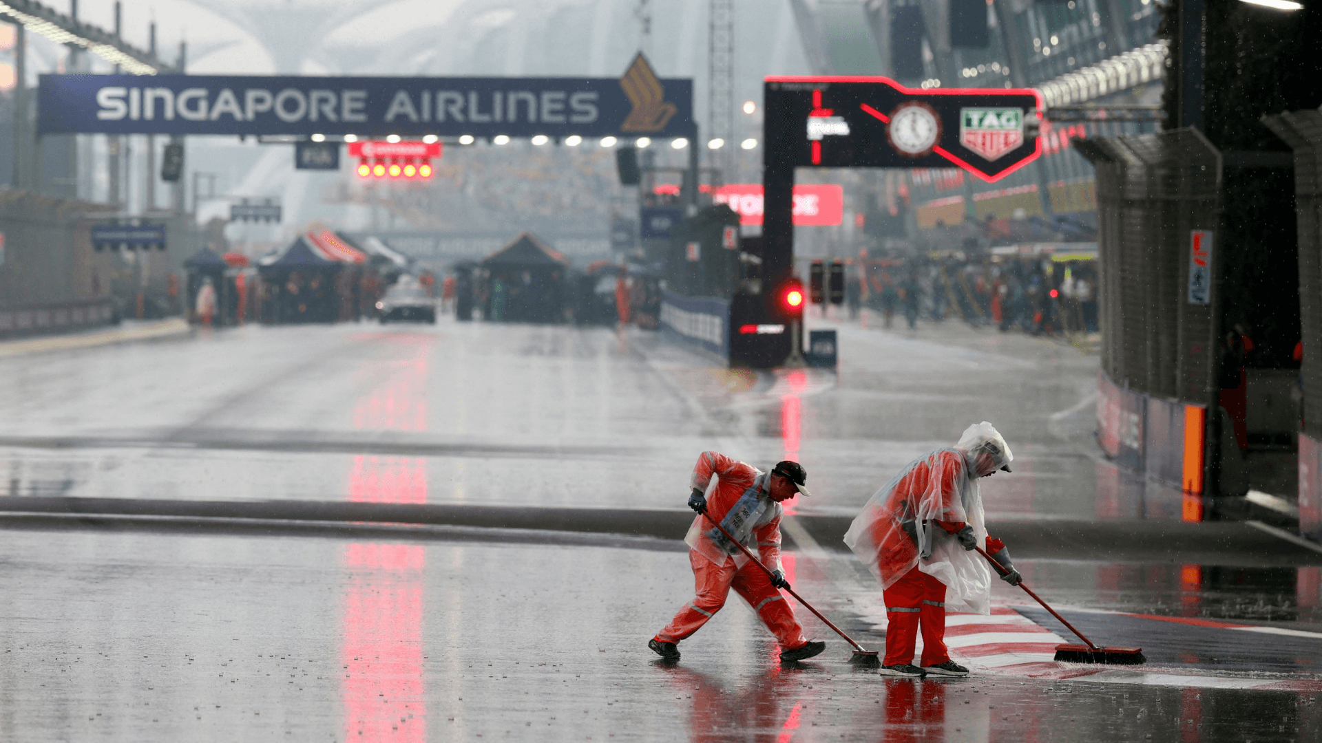 Chuva forte adia largada da sprint do GP de Singapura
