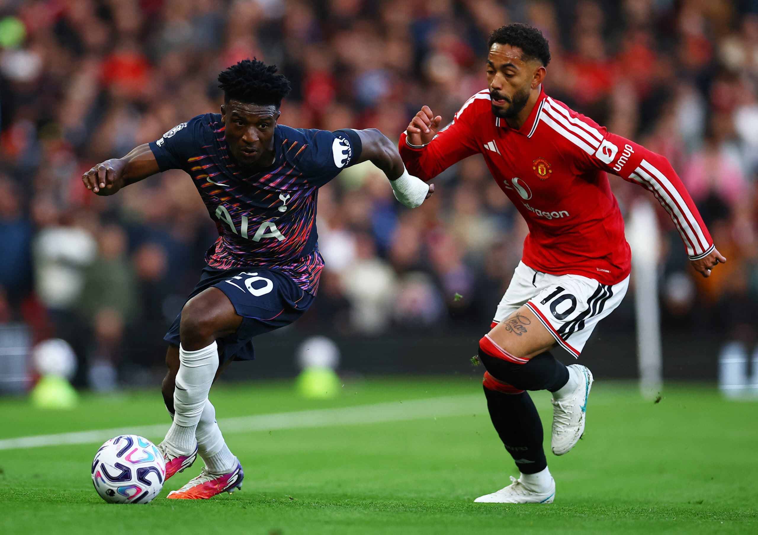 Tottenham arranca empate nos acréscimos diante do Manchester United