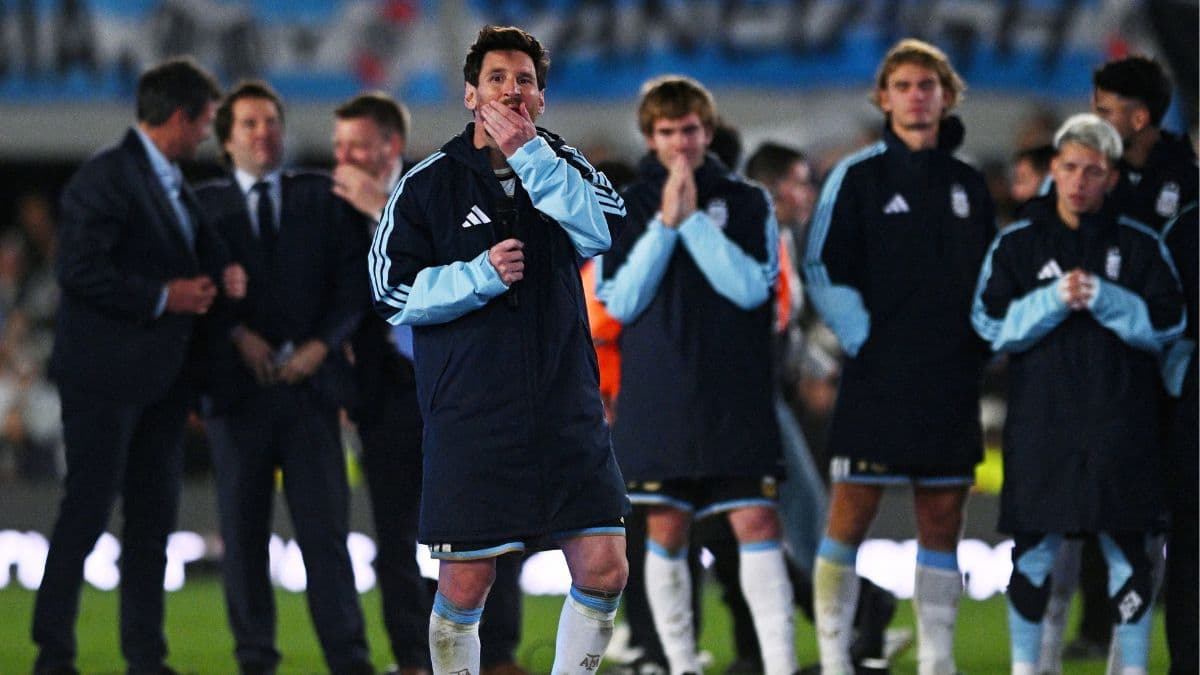 Messi ganha show de drones e admite dificuldade para se despedir