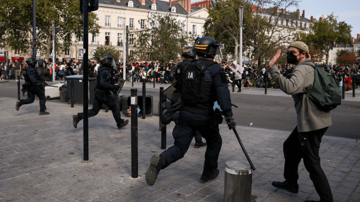 Protestos estudantis crescem na França e paralisam 1,8 mil escolas