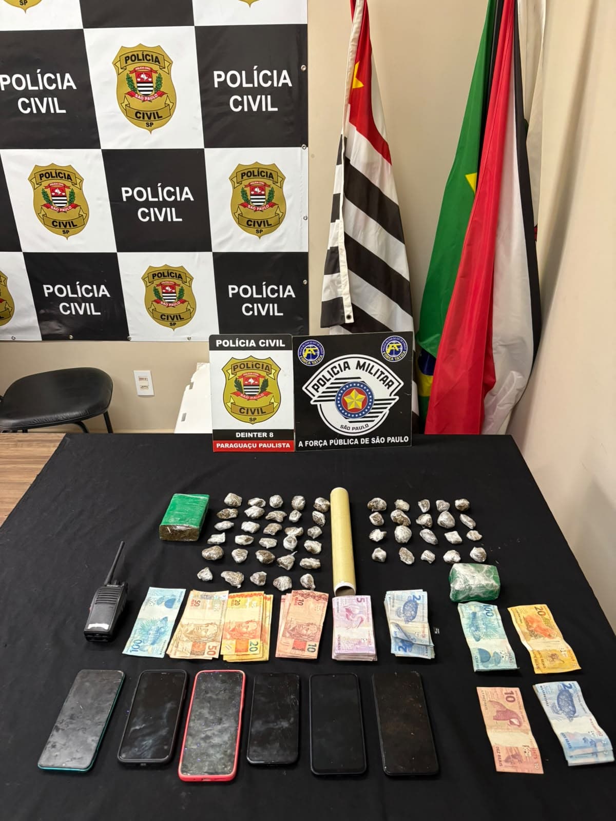 Homens são presos durante operação contra o tráfico de drogas