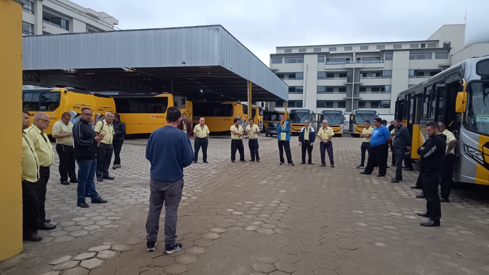 Transporte público de Ubatuba é paralisado por atraso nos salários