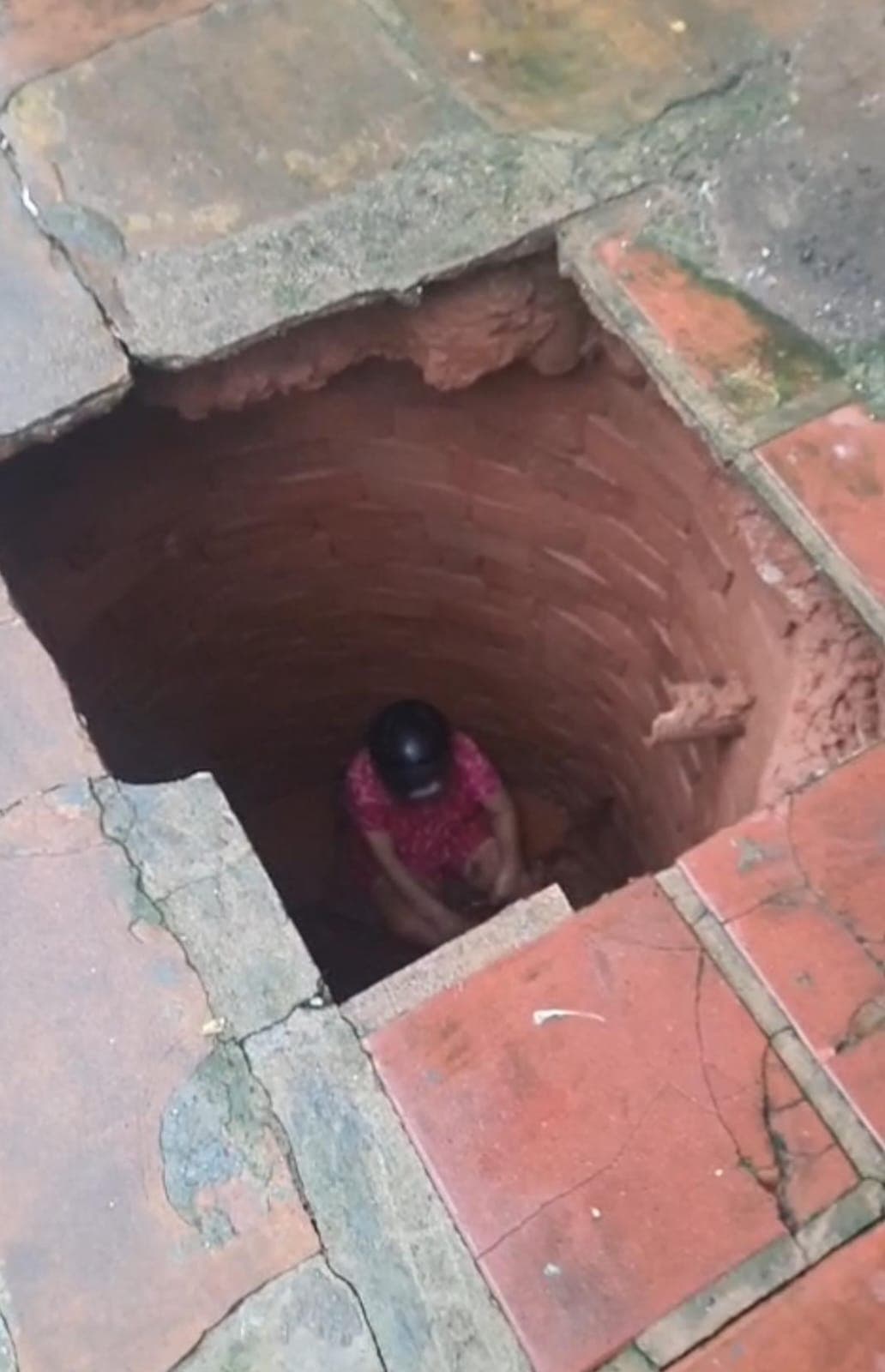 Idosa cai em poço de 3 metros após piso ceder em Cerqueira César