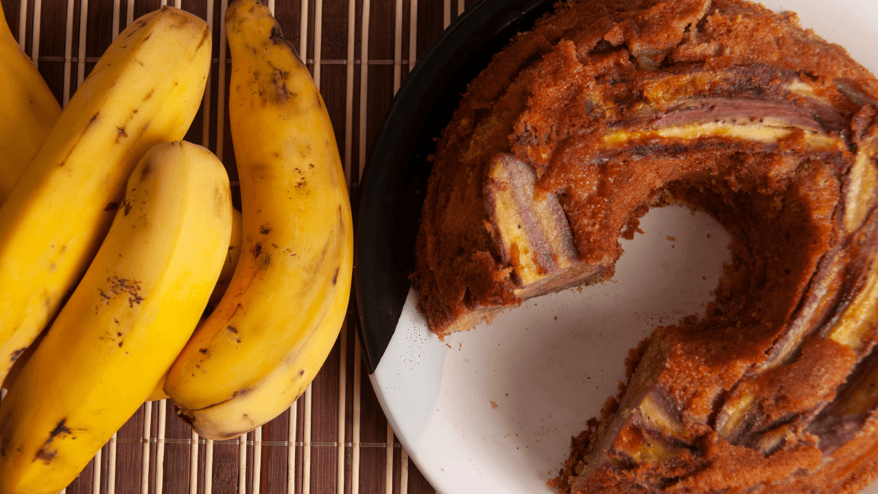 Aprenda o bolo para salvar as bananas maduras de um jeito fácil