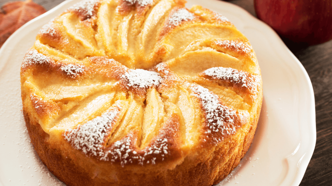 Bolo de iogurte com mel e amêndoas é opção prática de sobremesa