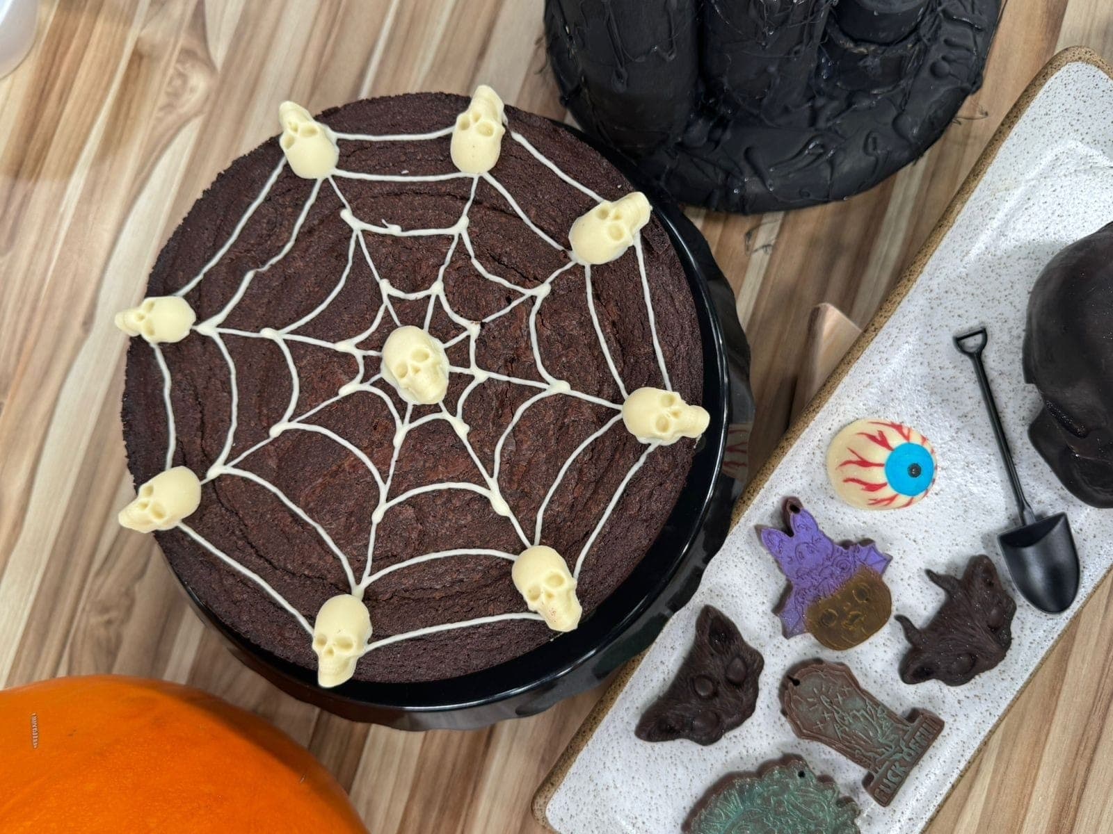 Brownie decorado com teias de aranha é doce perfeito para o Halloween