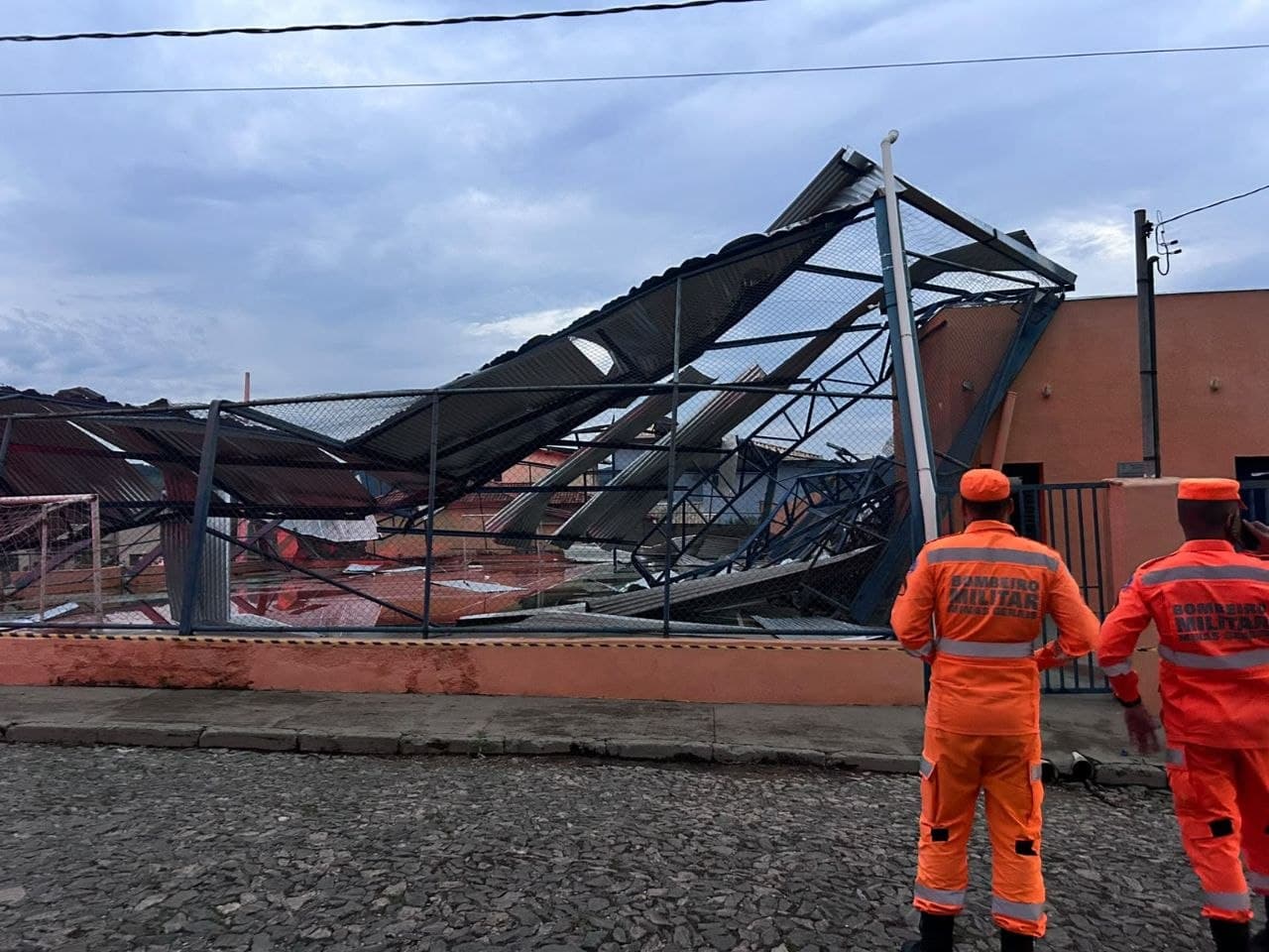 Teto de quadra desaba e atinge casas próximas