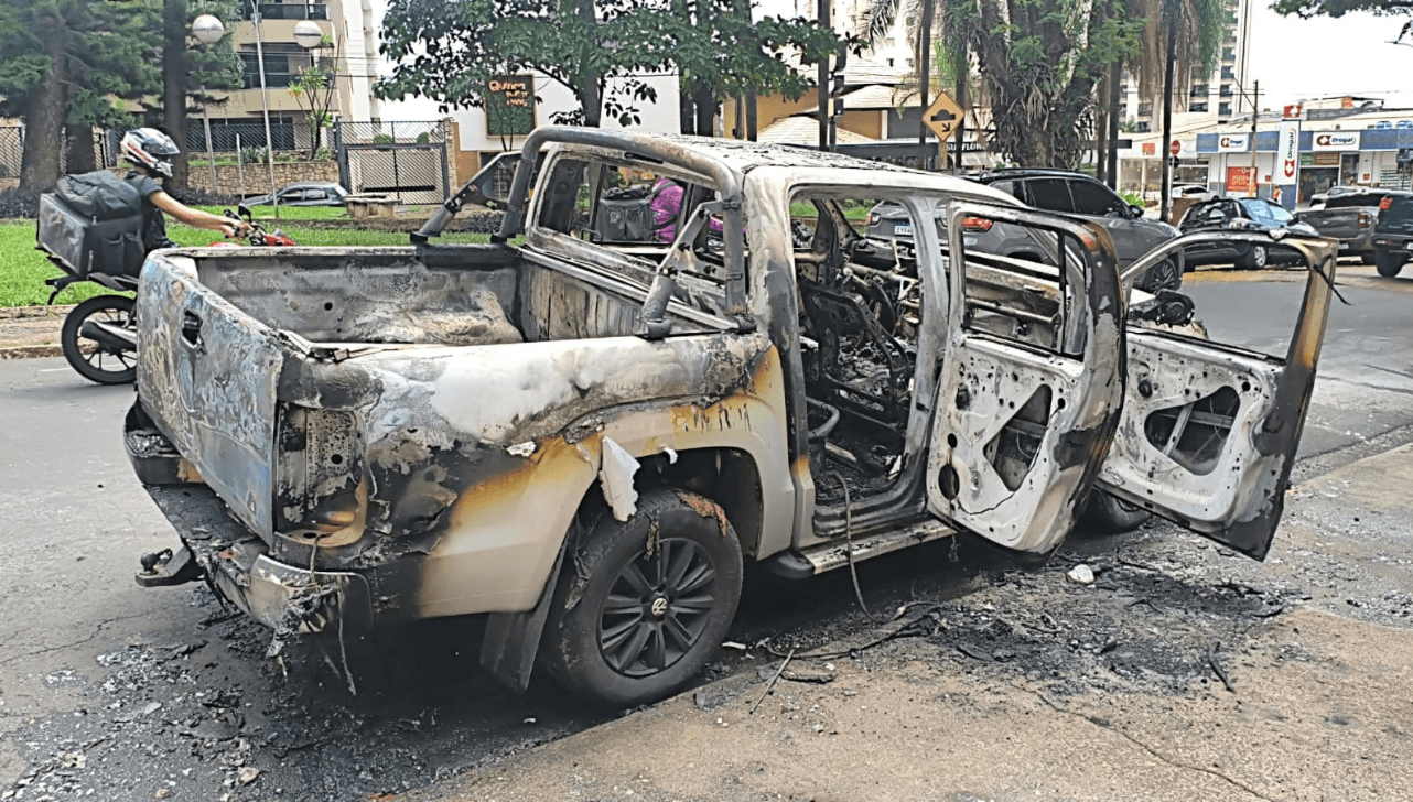 Picape pega fogo no centro de Americana e mobiliza Guarda e Bombeiros