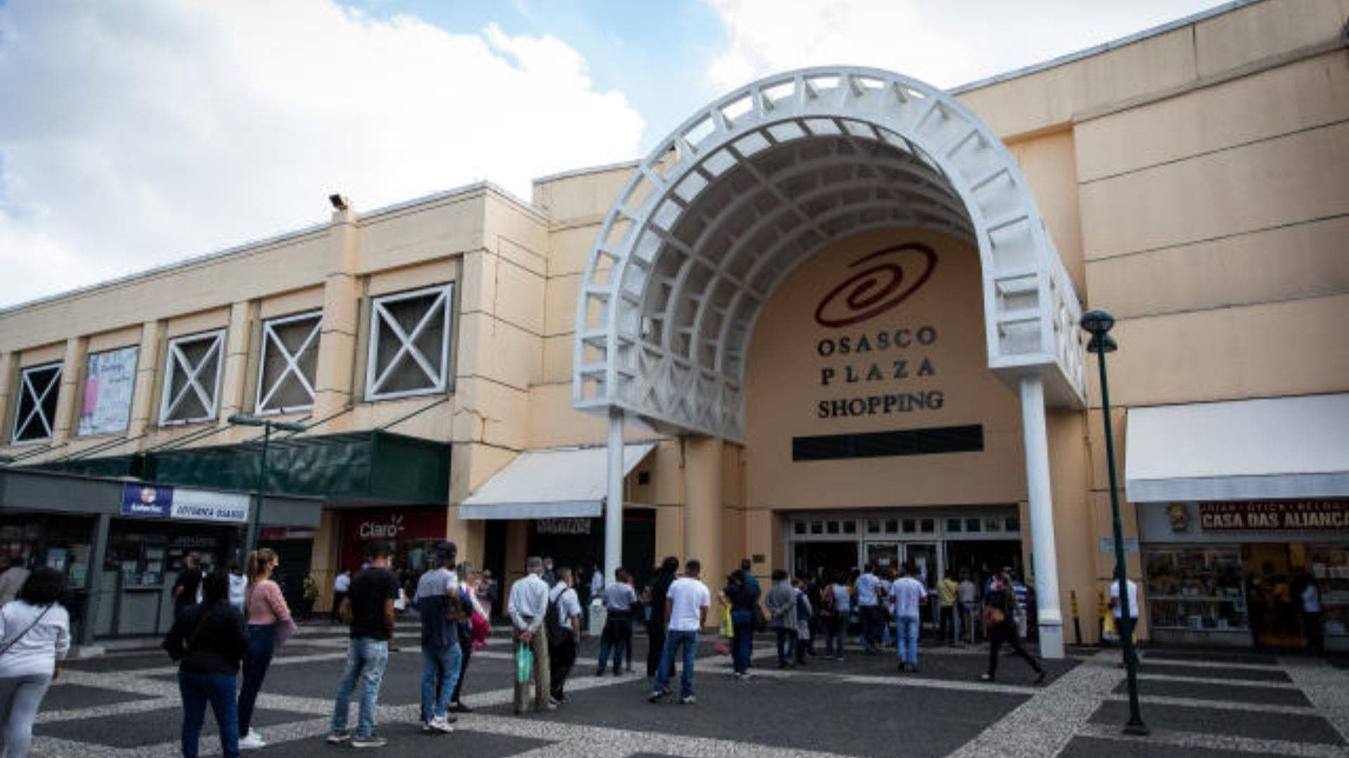 Praça de alimentação de shopping em Osasco é tomada por fumaça após princípio de incêndio