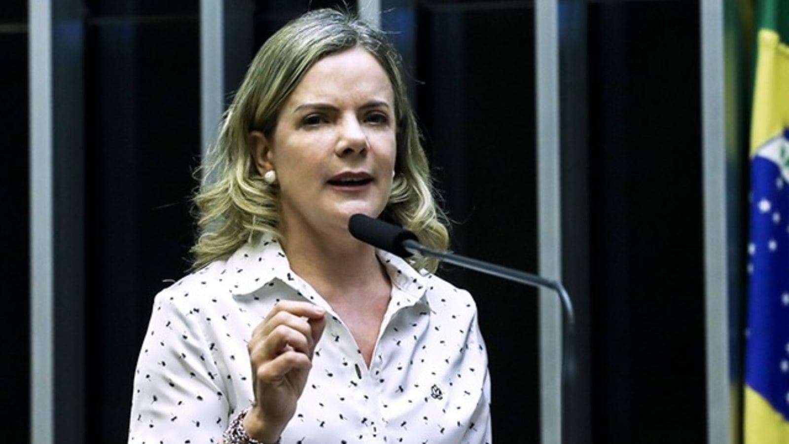 Gleisi Hoffmann diz que movimento ao centro pode ser "suicídio" do PT