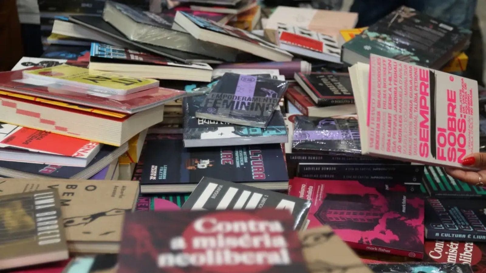 Os livros que o Brasil procura: emoções, estoicismo e dinheiro