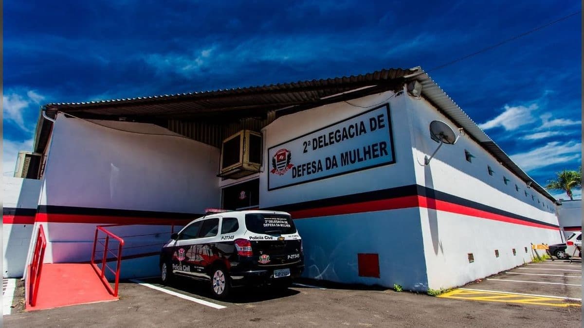 Homem é preso após invadir casa e impedir ex-companheira de sair
