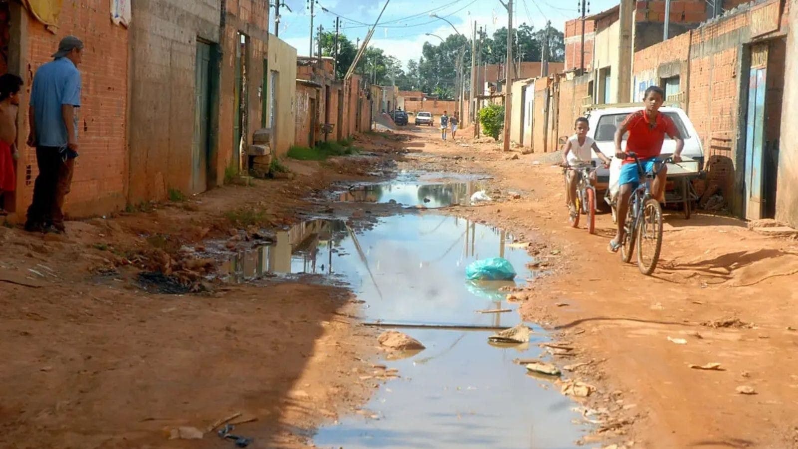 Perda de água tratada no Brasil chega a 40%; esgoto tem 50% de tratamento
