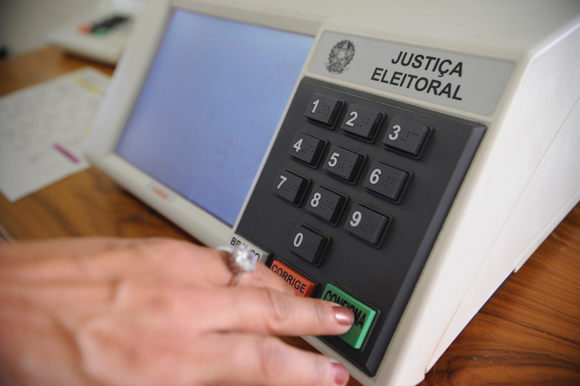 Preso não vota mais? Entenda o que diz a lei e o debate para 2026