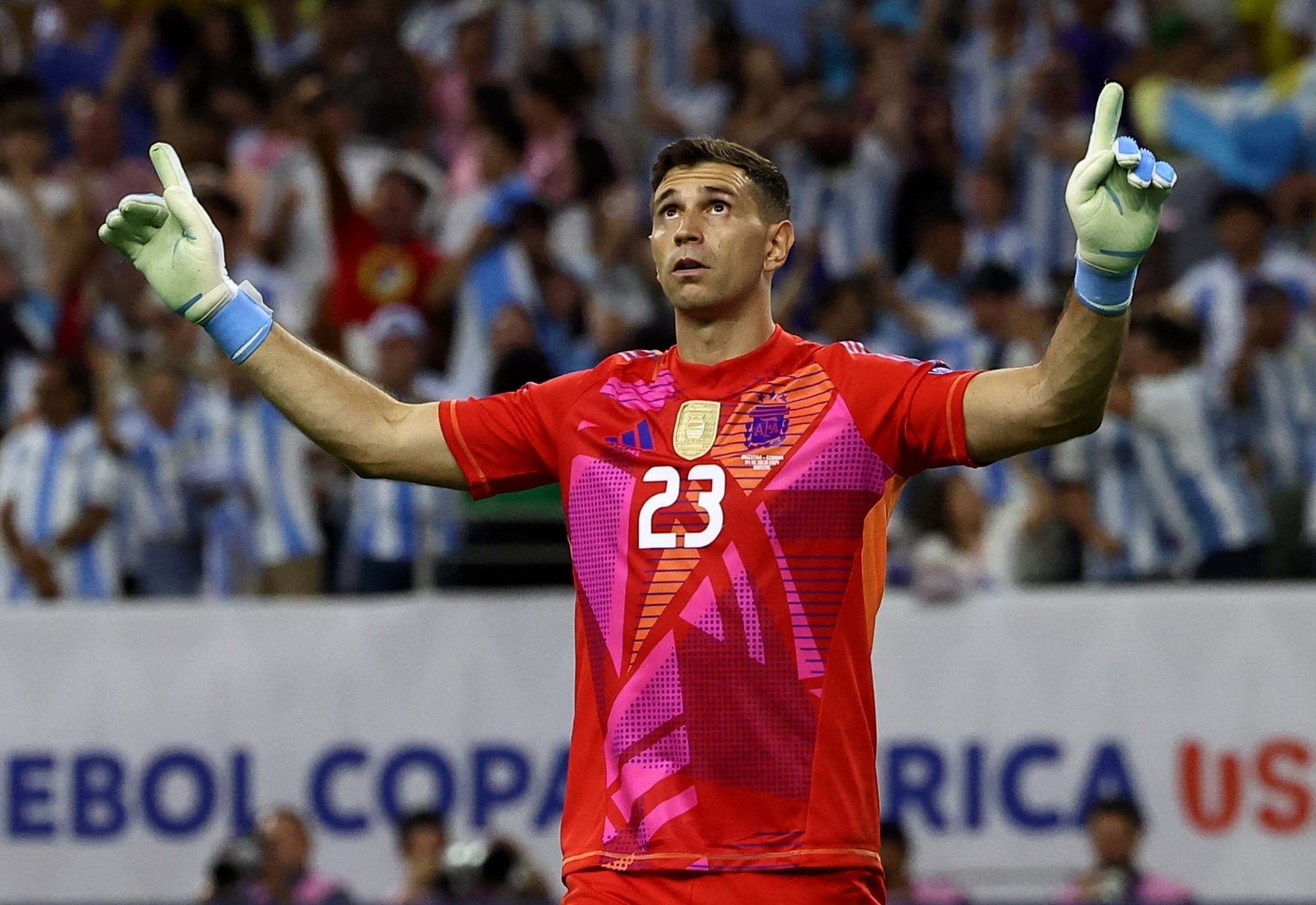 Chelsea abre conversas para contratação de Dibu Martínez