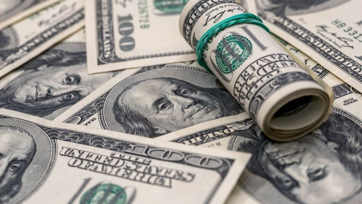 Dólar volta a subir e renova pico histórico com desconforto fiscal