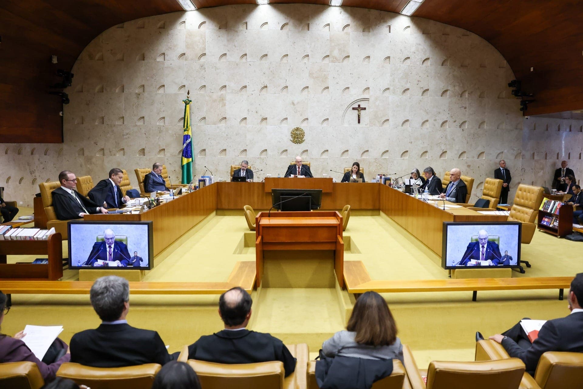 Ministros do STF usam atentado a bomba e 8/1 para defender responsabilização das plataformas