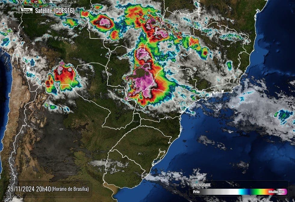 Chuva causa estragos em mais de 20 bairros de Curitiba