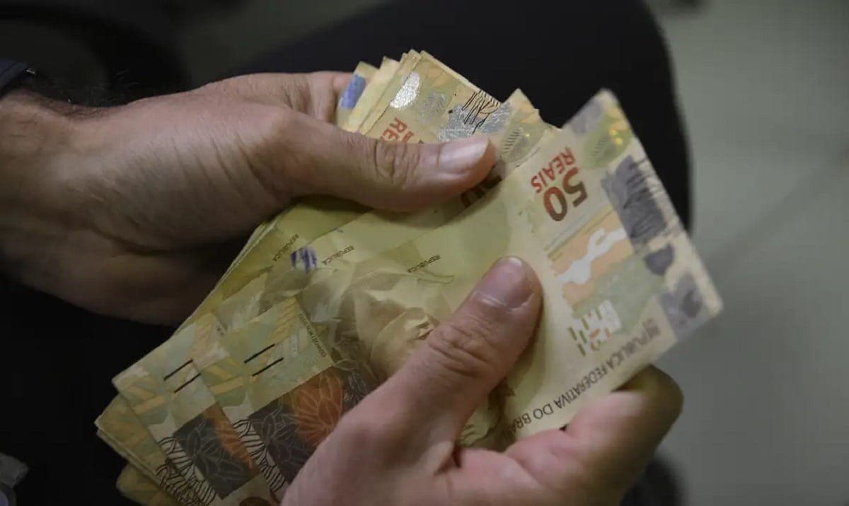 Governo Federal projeta salário mínimo de R$ 1.717 em 2027