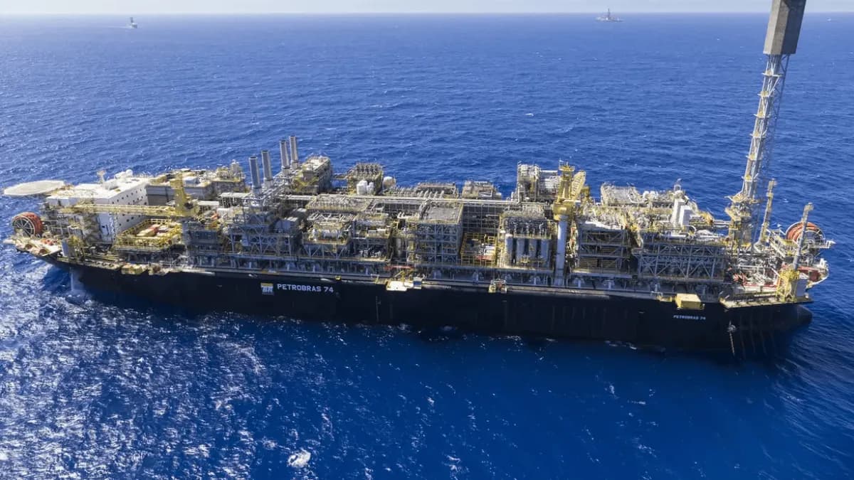 Petróleo opera em alta com pressões geopolíticas