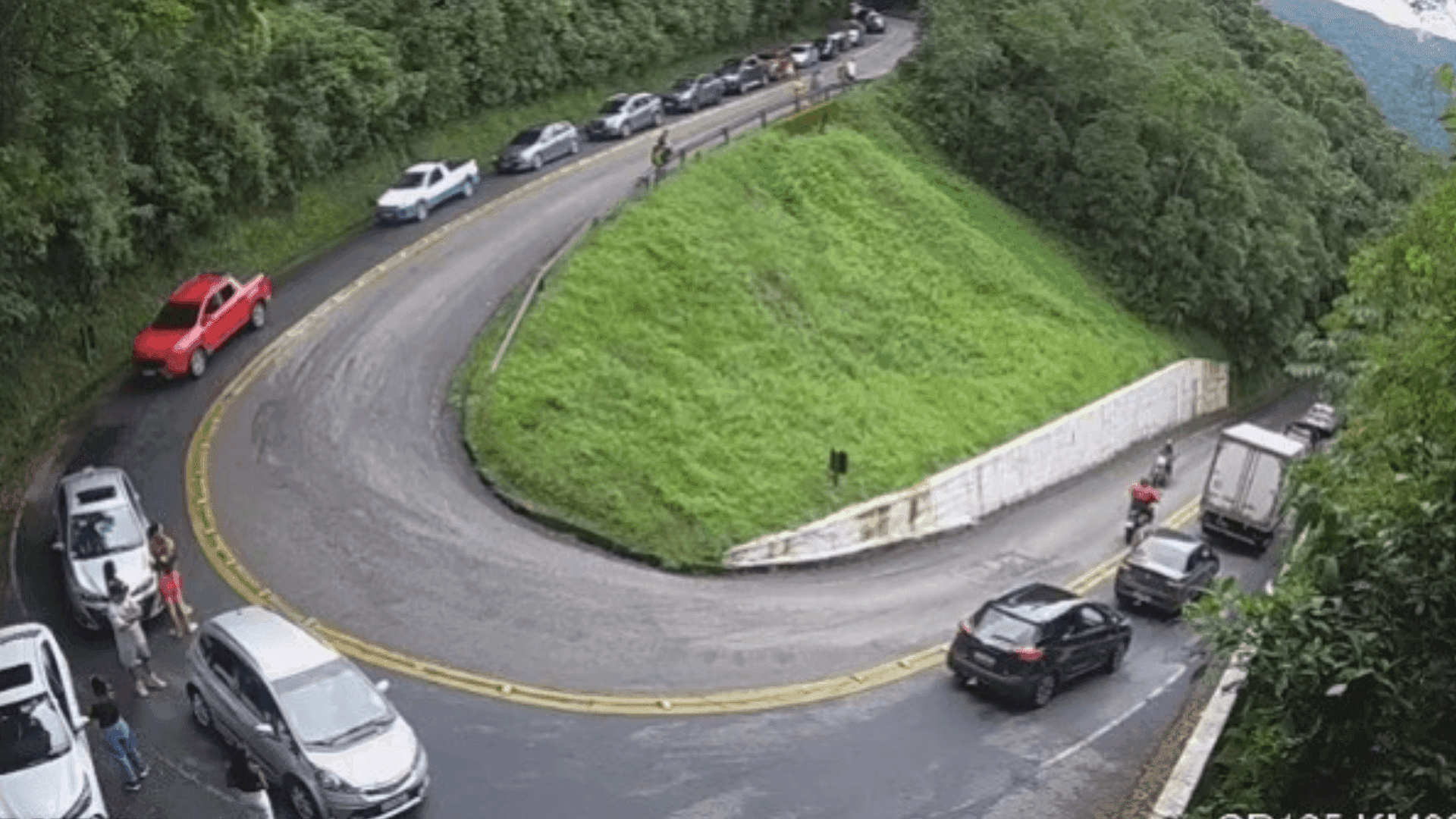 DER-SP realiza operação 'pare e siga' na rodovia Oswaldo Cruz, em Ubatuba