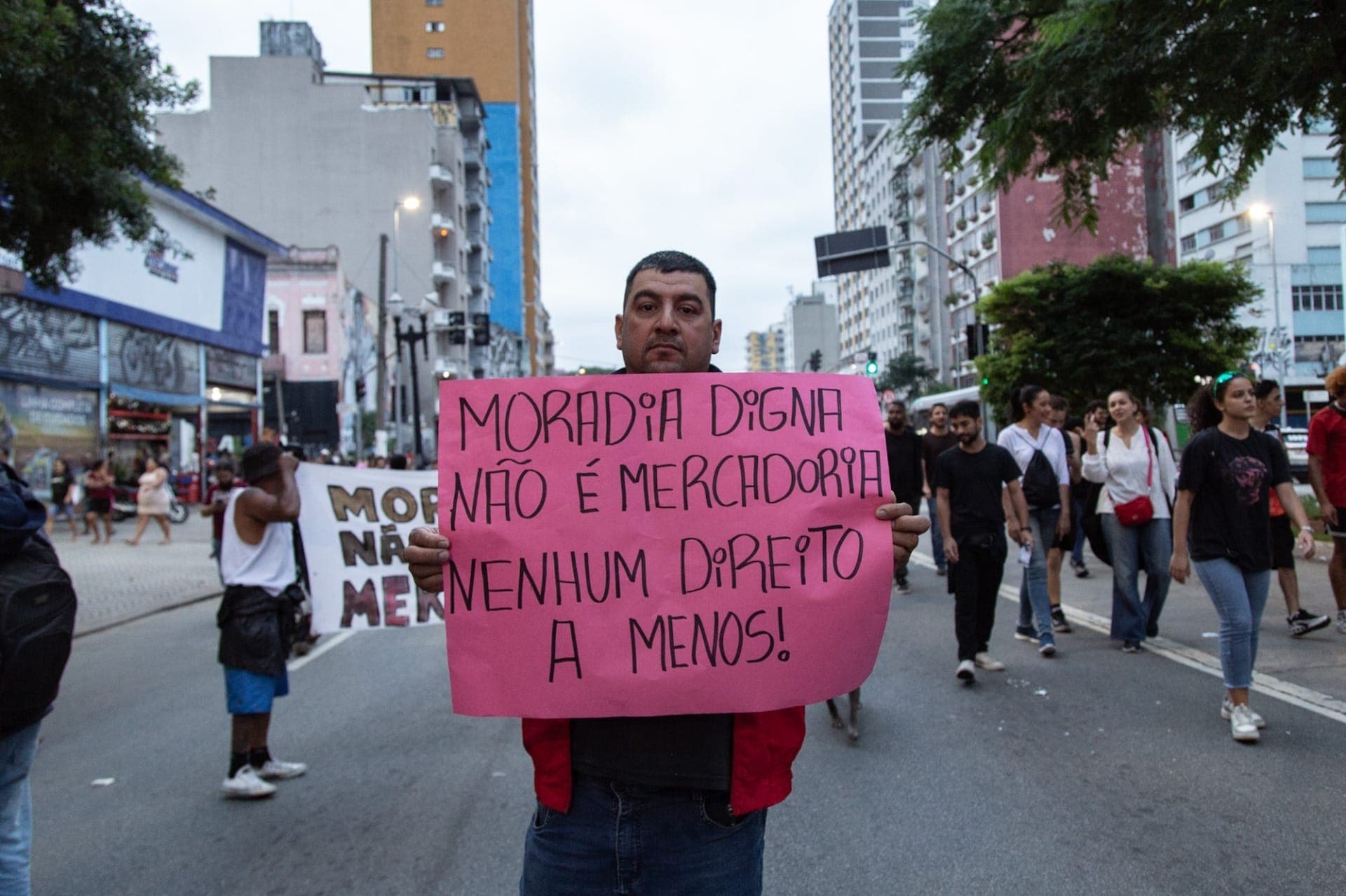 Polícia e manifestantes entram em confronto em frente à Câmara Municipal de São Paulo
