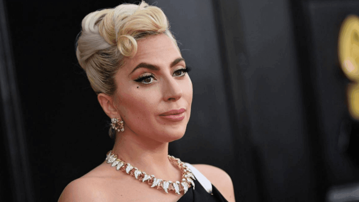 Lady Gaga deixa recado em livro histórico do Copacabana Palace; veja o que a cantora escreveu