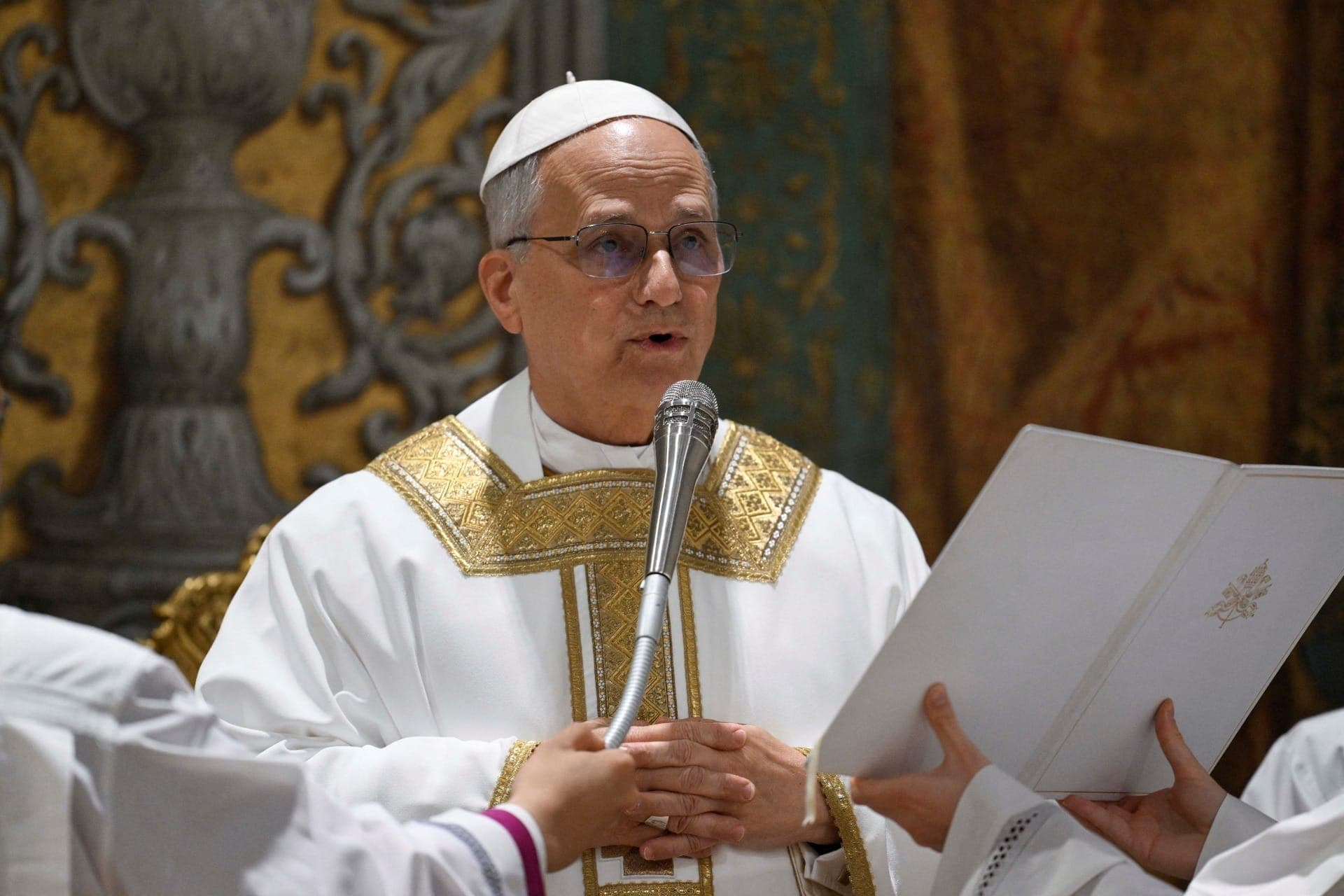 Leão XIV visita túmulo de Papa Francisco em primeira saída do Vaticano