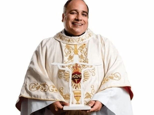 Padre Omar é transferido para o Rio após melhora em hospital na Venezuela